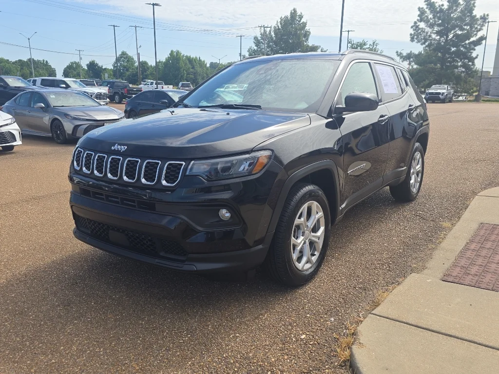 Used 2024 Diamond Black Crystal Pearlcoat Jeep Latitude image 2