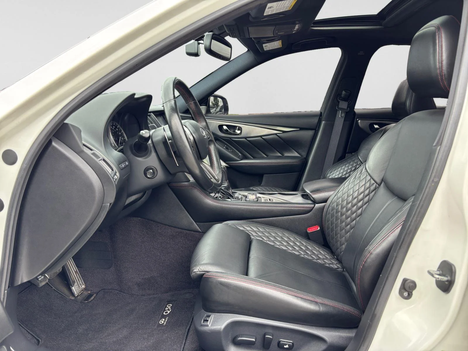 Used 2018 Pure White INFINITI RED SPORT 400 image 10