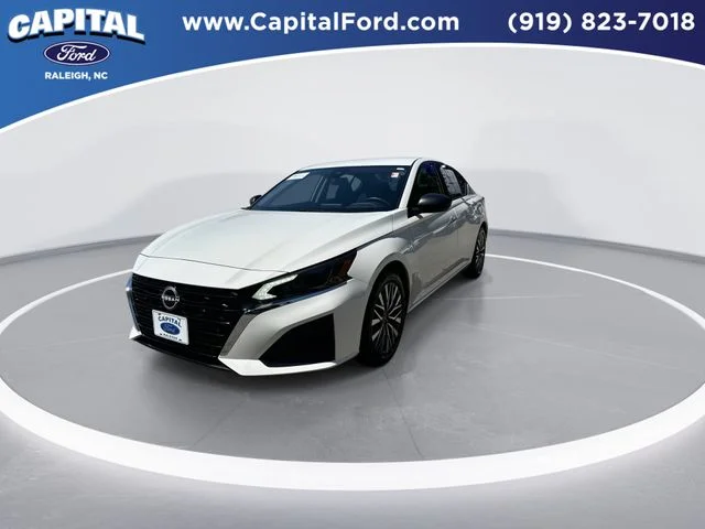 Used 2025 White Nissan 2.5 SV image 4