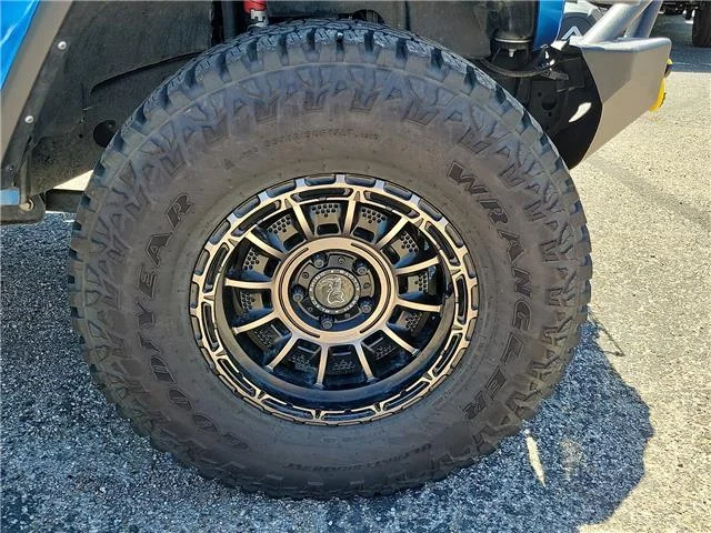 Used 2021 Blue Jeep Overland 4x4 Crew Cab 5 ft. box image 7