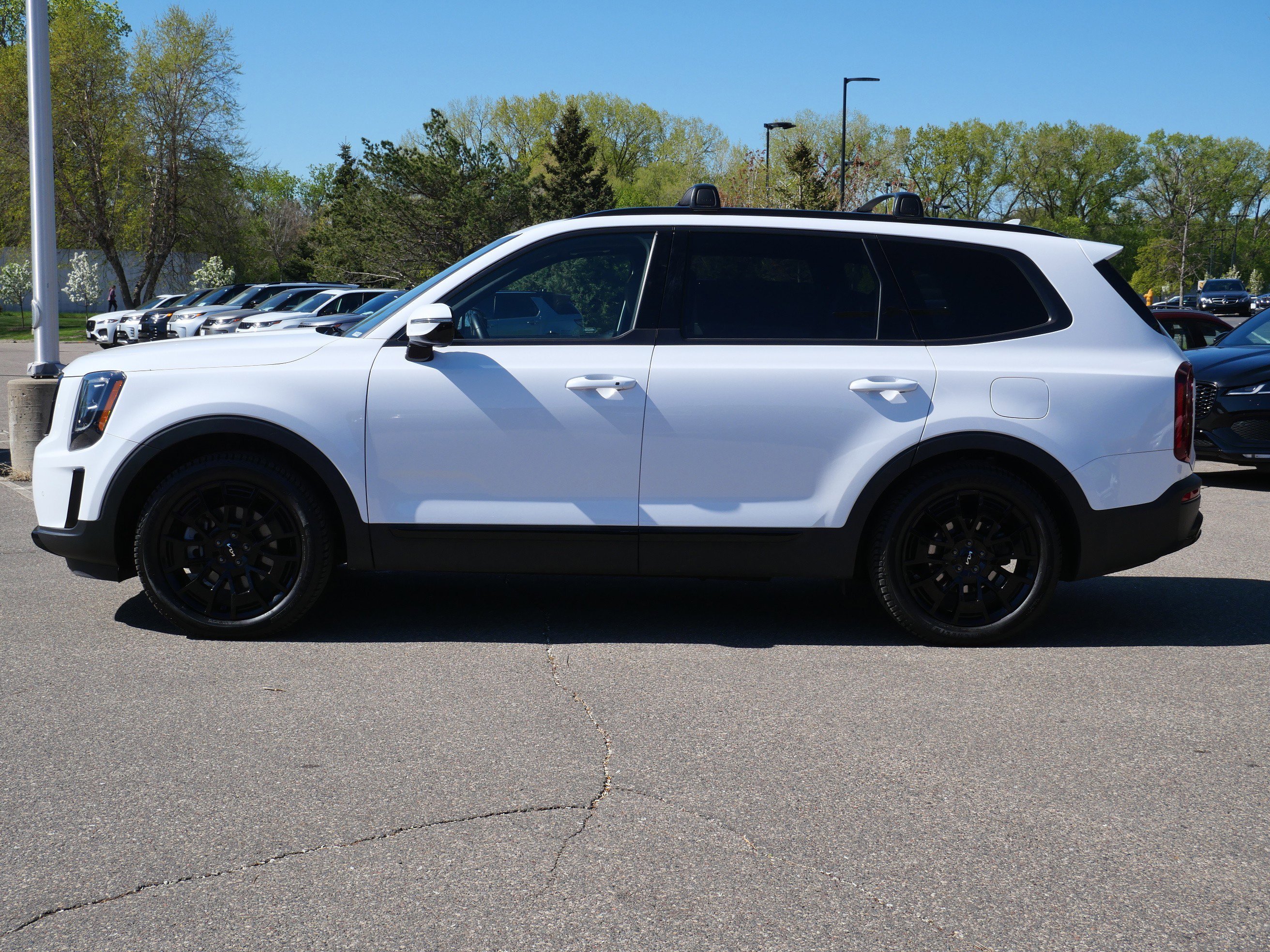 Used 2022 Kia Telluride SX with VIN 5XYP5DHC5NG256061 for sale in Minneapolis, Minnesota
