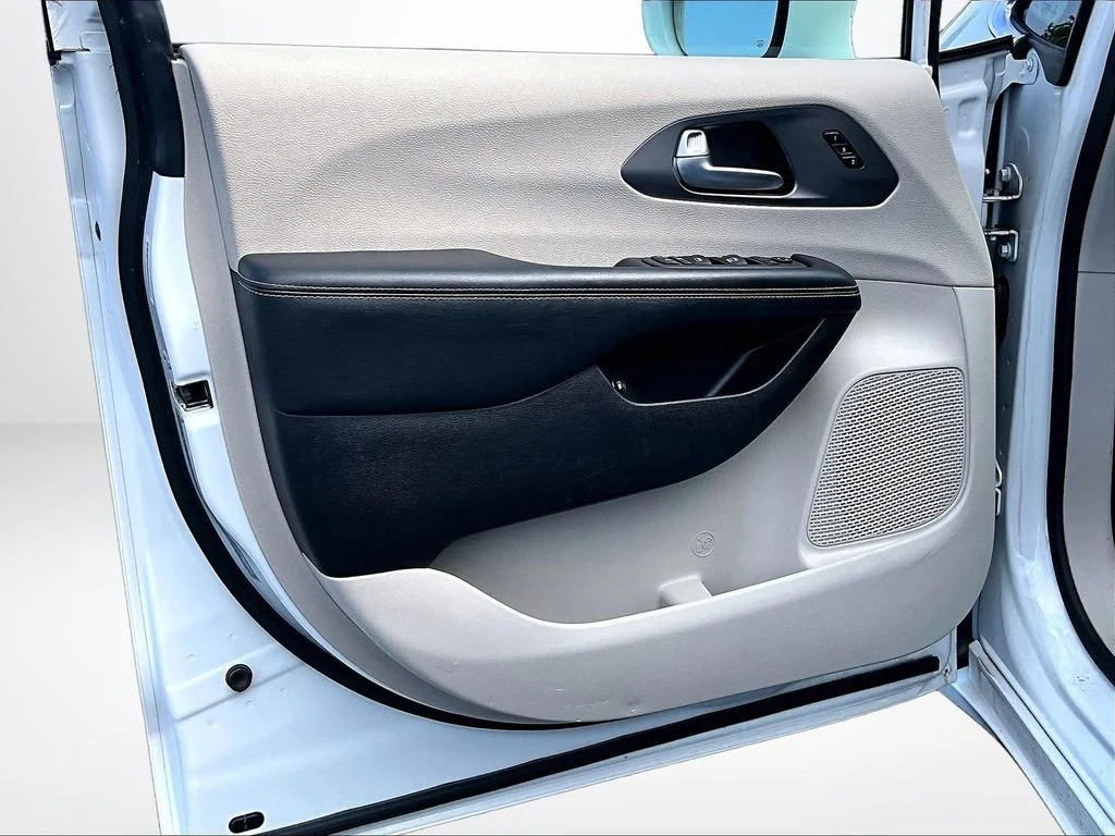 Used 2022 White Chrysler Touring L image 21