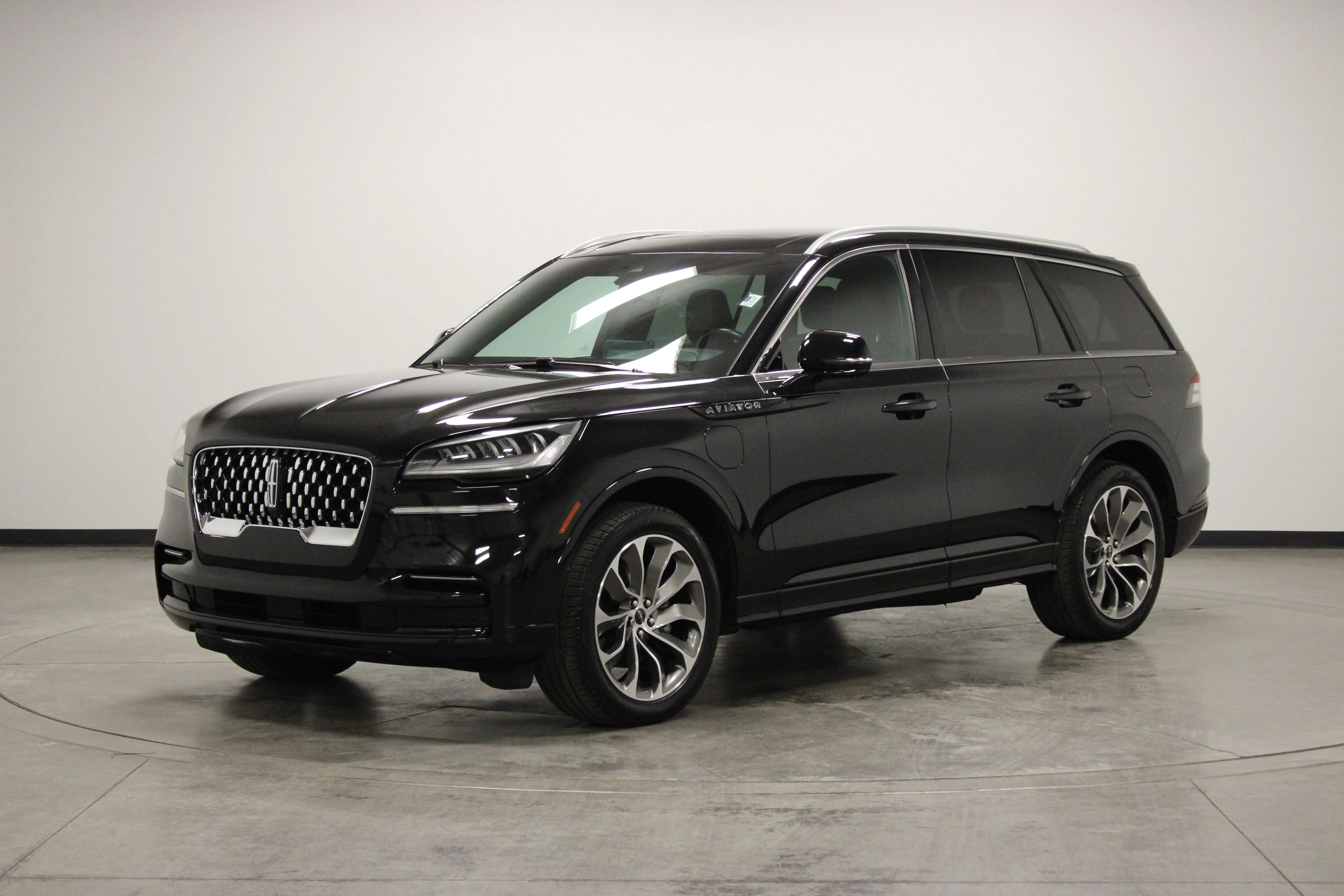 Used 2023 Black Metallic Lincoln Grand Touring image 4