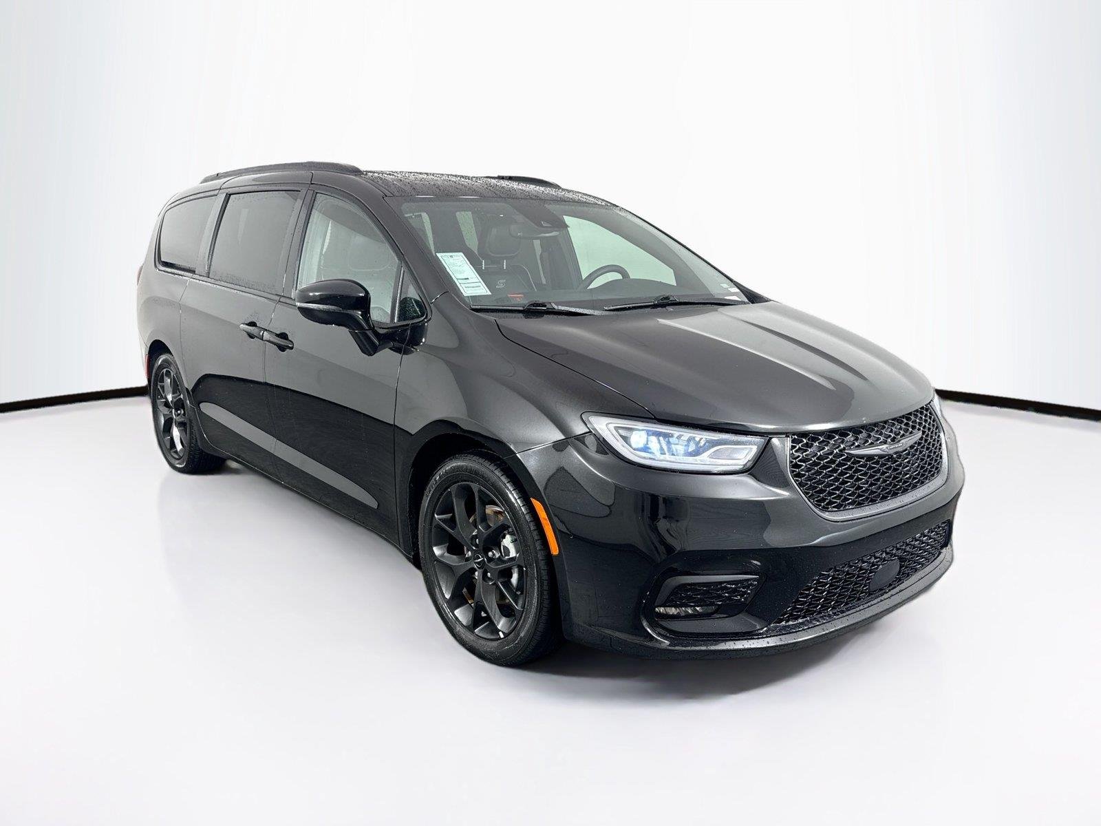 Used 2025 Diamond Black Crystal Pearlcoat Chrysler Limited image 10