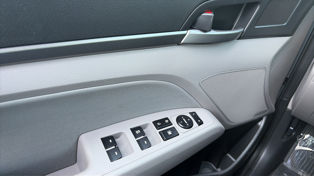 Used 2018 Silver Hyundai SEL image 21