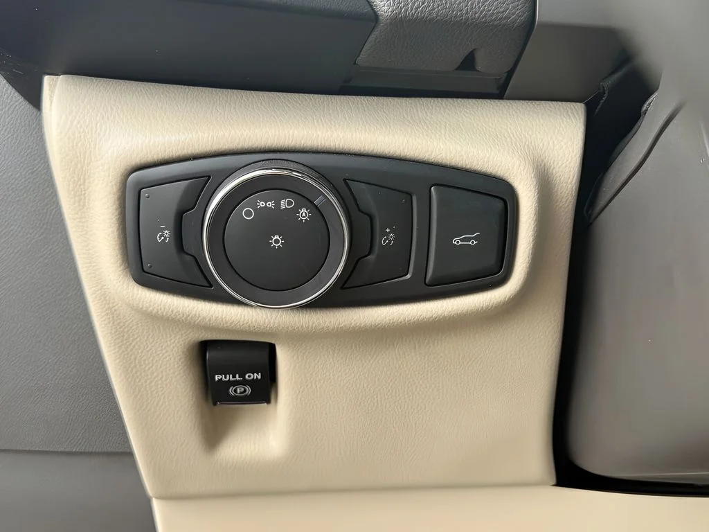 Used 2018 Red Lincoln Reserve image 19
