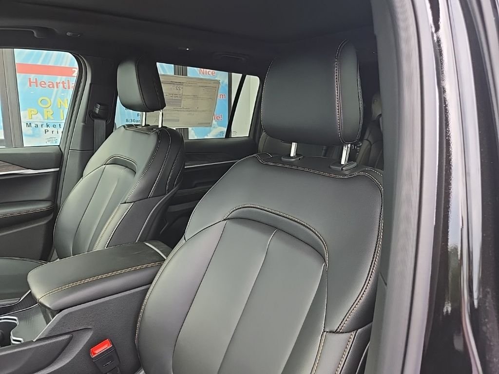 New 2026 Diamond Black Crystal Pearl-Coat Exterior Paint Jeep  image 34