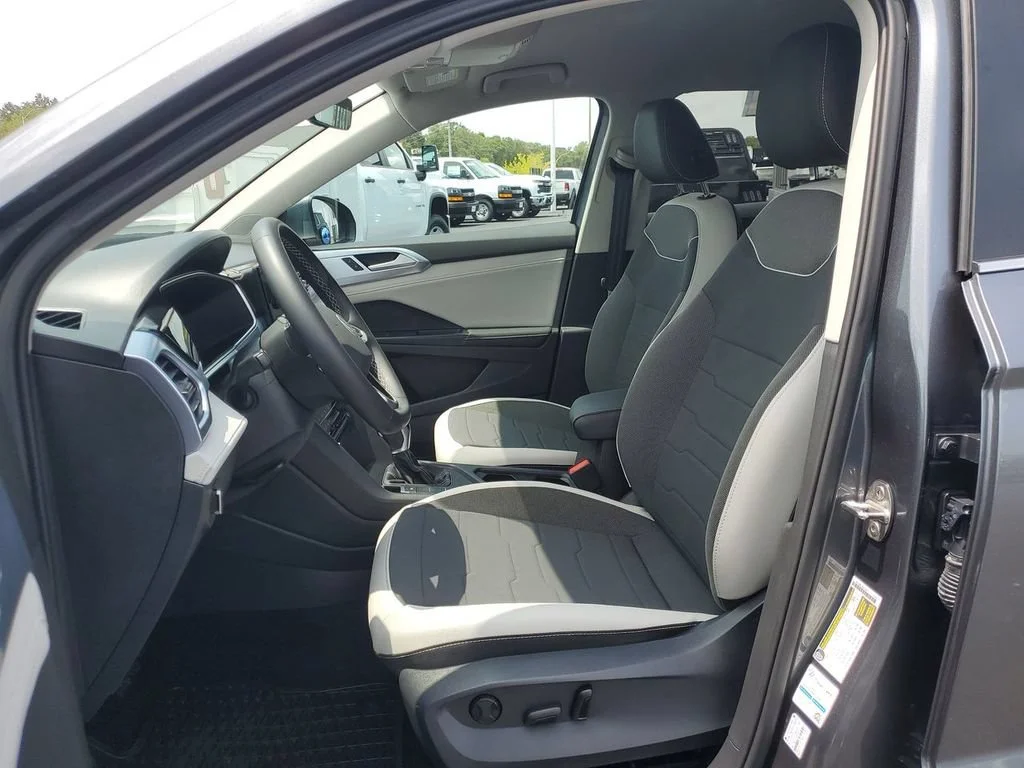 Used 2025 Gray Volkswagen 1.5T SE image 18