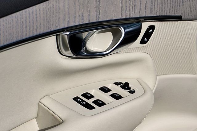 Used 2025 Black Volvo B6 Plus 6-Seater image 24