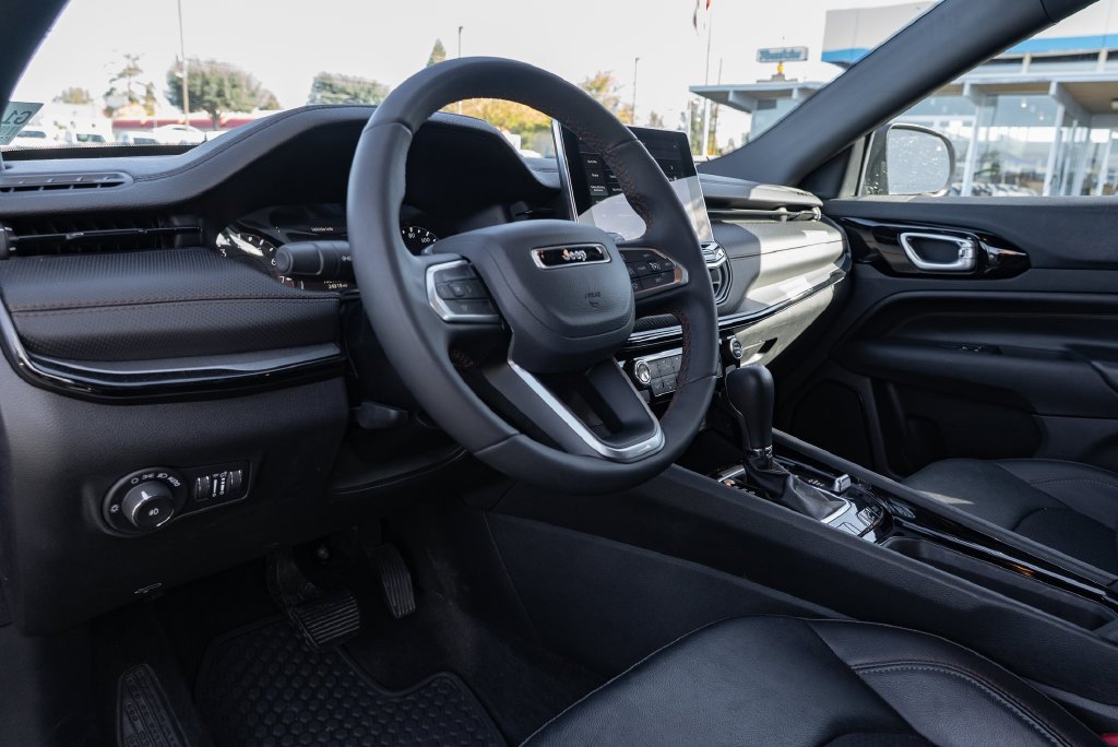 Used 2025 Diamond Black Crystal Pearlcoat Jeep Trailhawk image 23