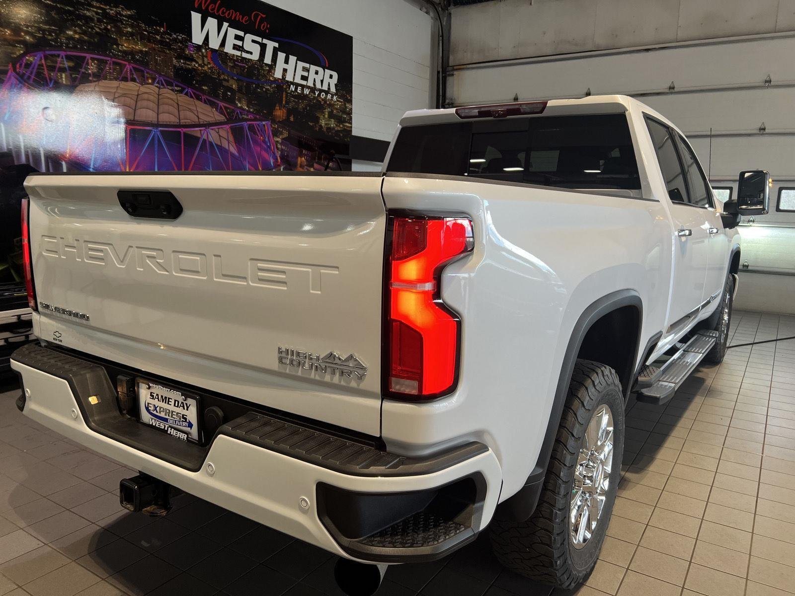 Used 2024 Iridescent Pearl Tricoat Chevrolet High Country image 8