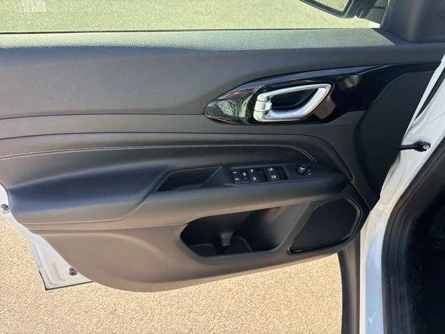 Used 2022 White Jeep Latitude image 14