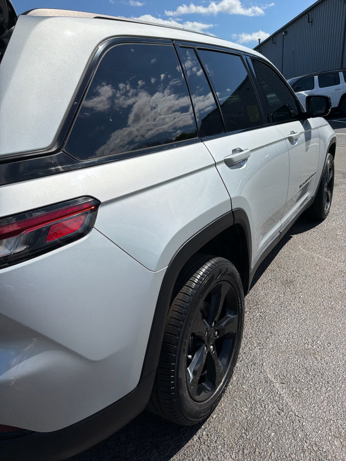 Used 2023 Silver Zynith Jeep Limited image 17