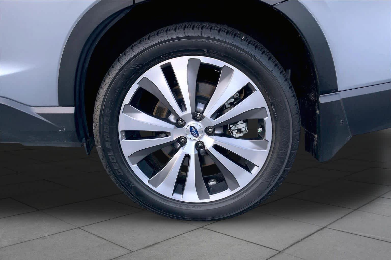 Used 2021 Ice Silver Metallic Subaru Limited image 10