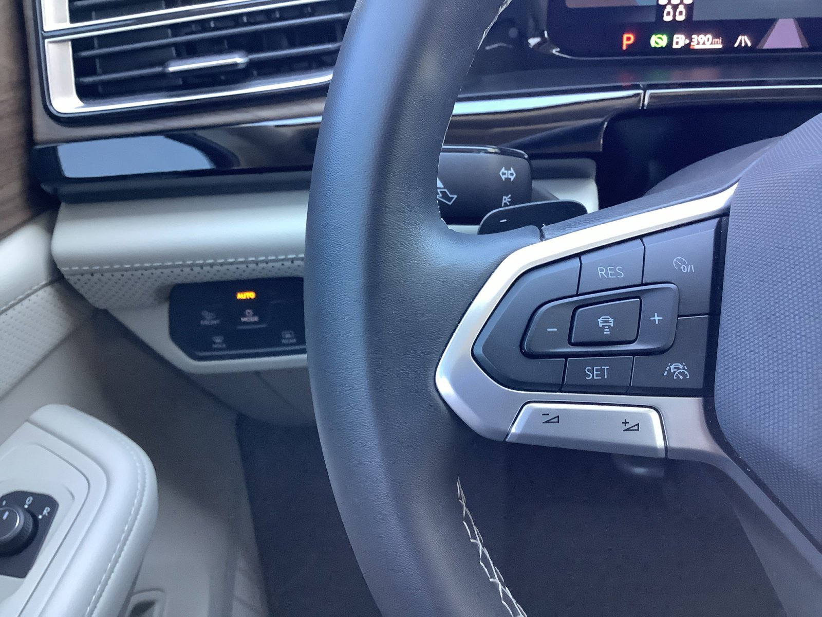 2025 Volkswagen Atlas SE w/Tech - Photo 27