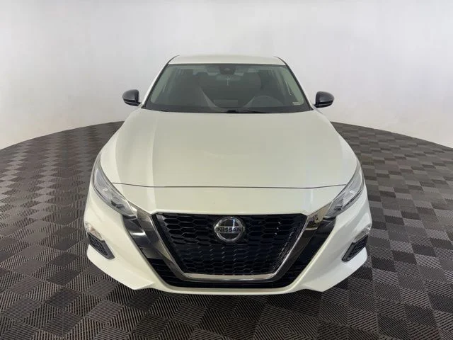 Used 2020 White Nissan 2.5 SR image 2