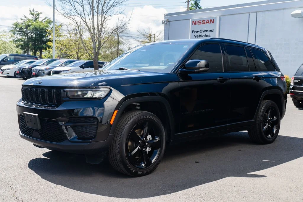 Used 2024 Black Jeep Altitude X image 3