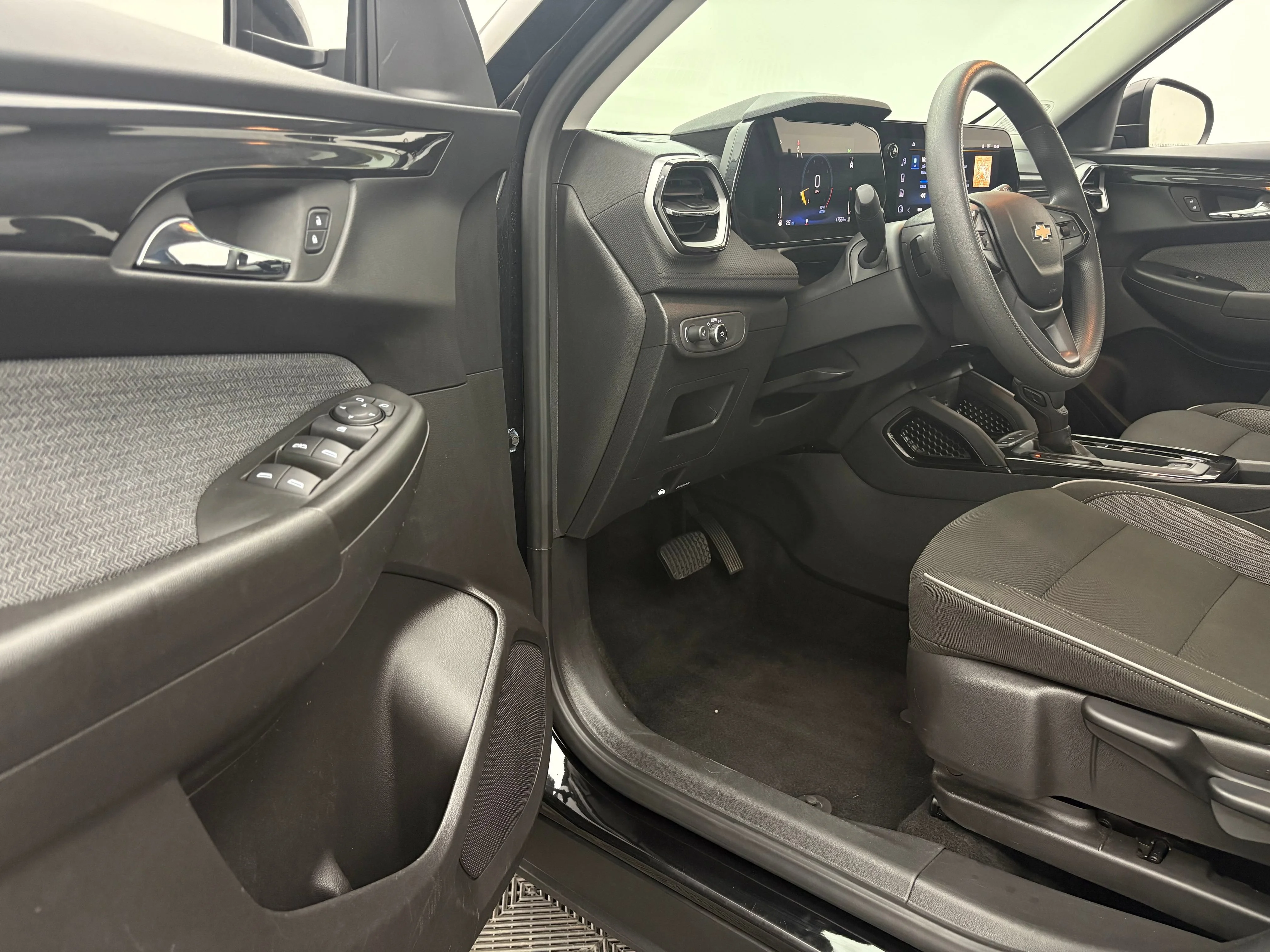Used 2025 Mosaic Black Metallic Chevrolet LT image 13