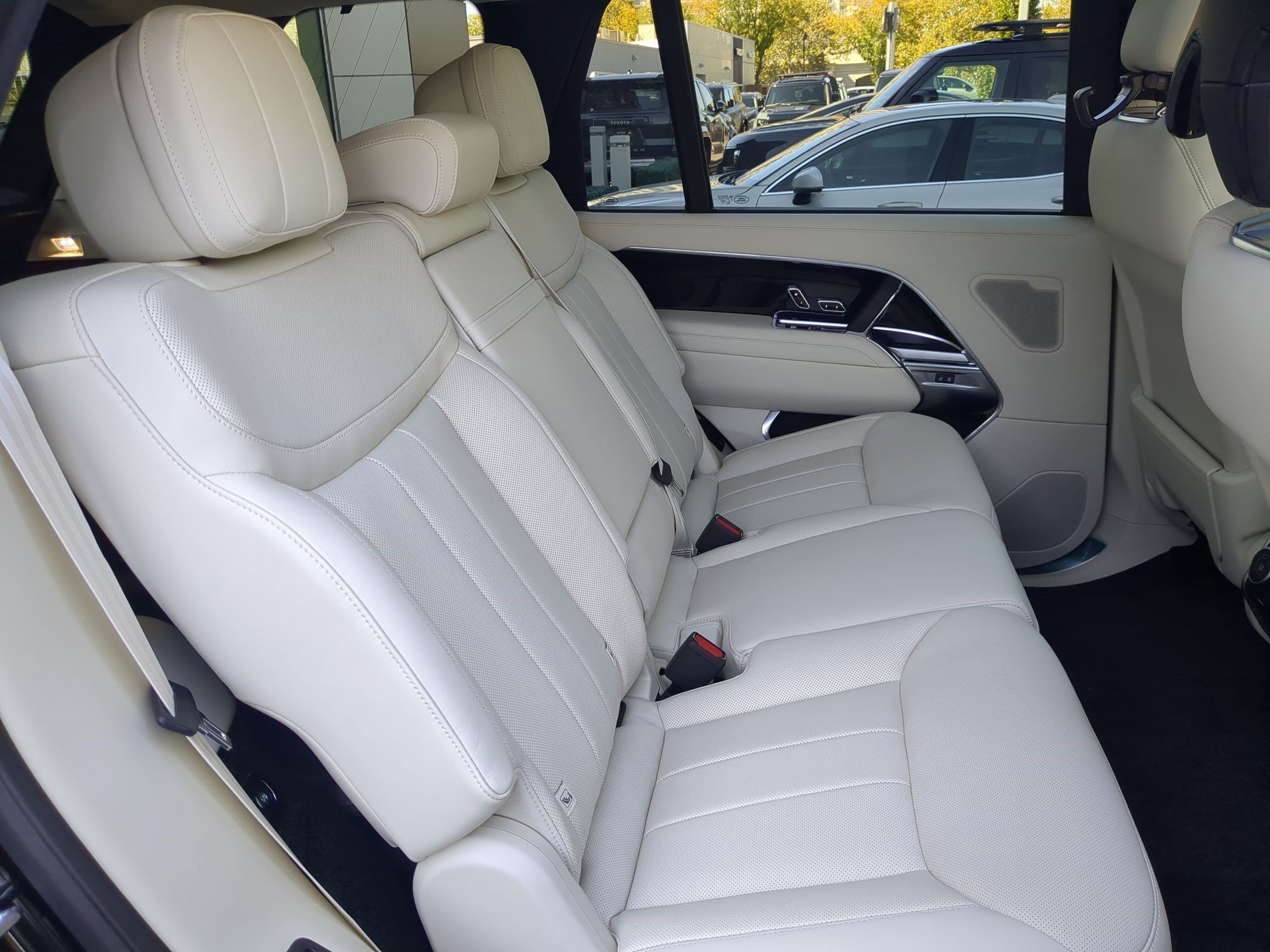 New 2026 Santorini Black Land Rover P530 SE LWB 7 Seat image 30