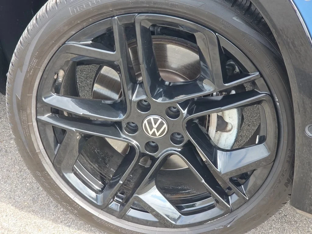 Used 2025  Volkswagen 2.0T SE R-Line Black image 16