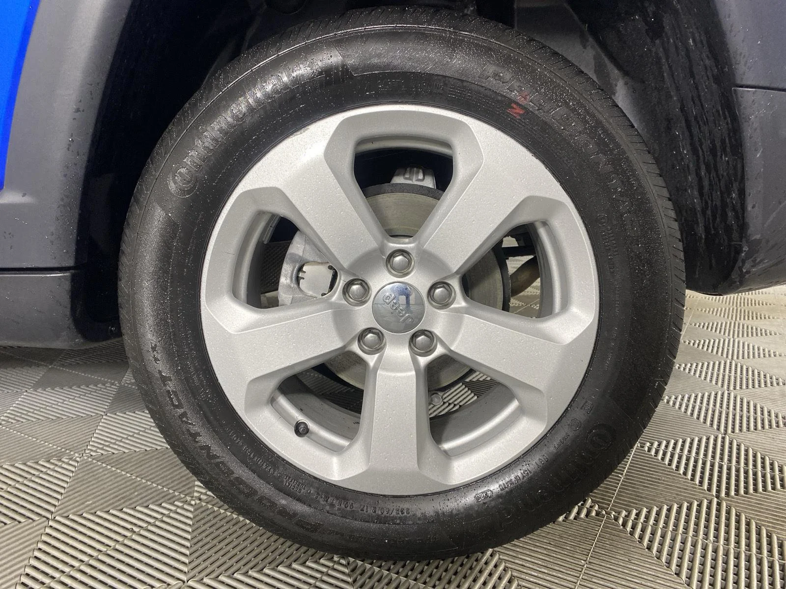 Used 2020 Laser Blue Pearlcoat Jeep Latitude image 9