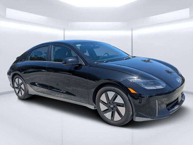 Used 2023 Black Hyundai SE image 1