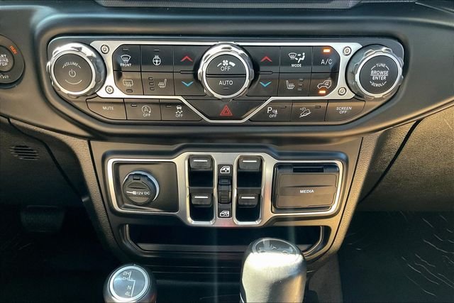 Used 2020 Silver Jeep Unlimited Sahara image 16