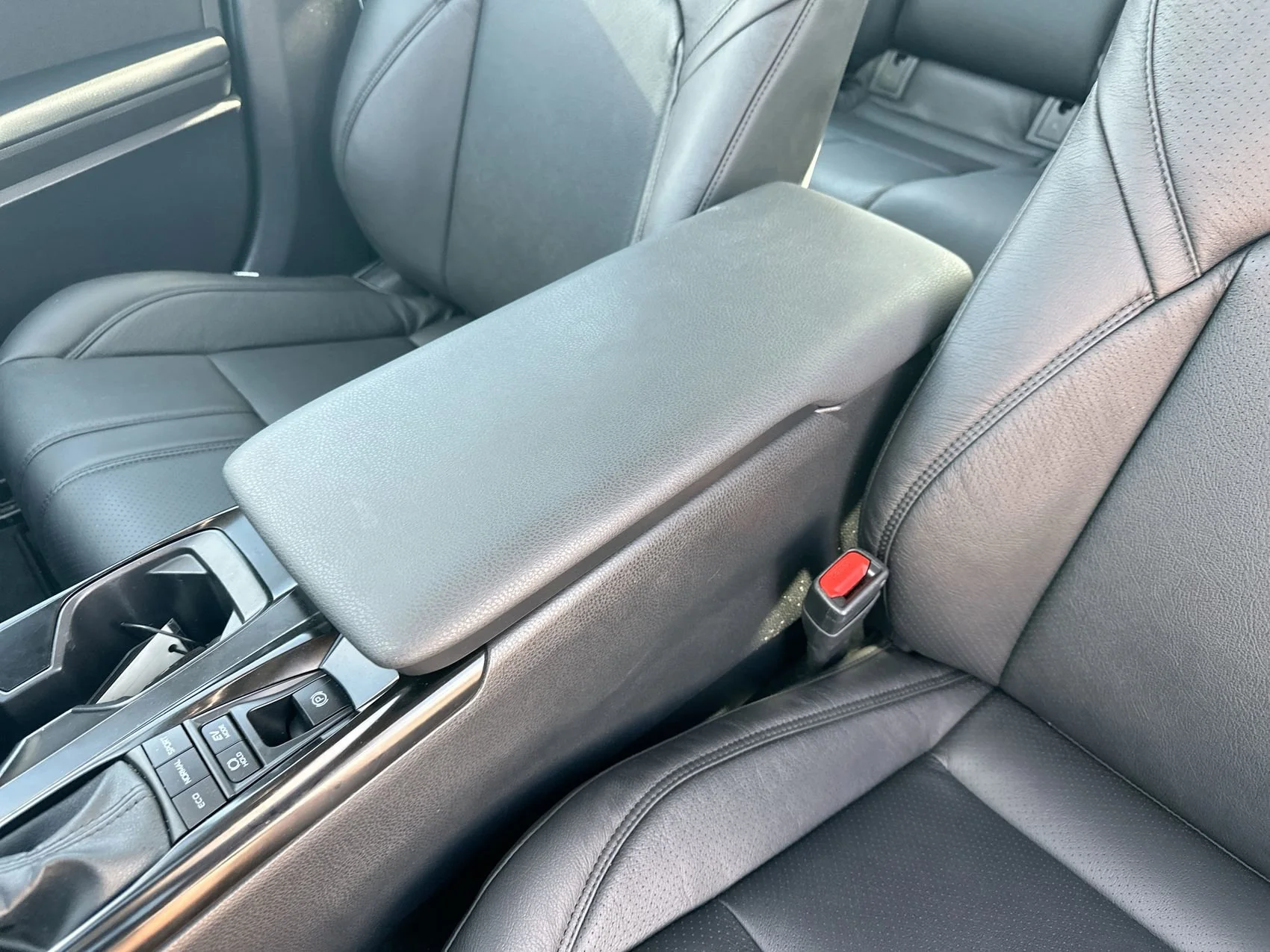 Used 2025 Ice Toyota LE image 22