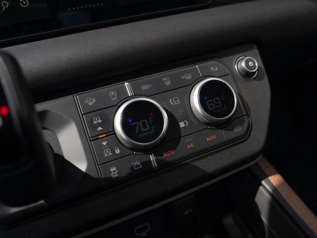 Used 2024  Land Rover SE image 26