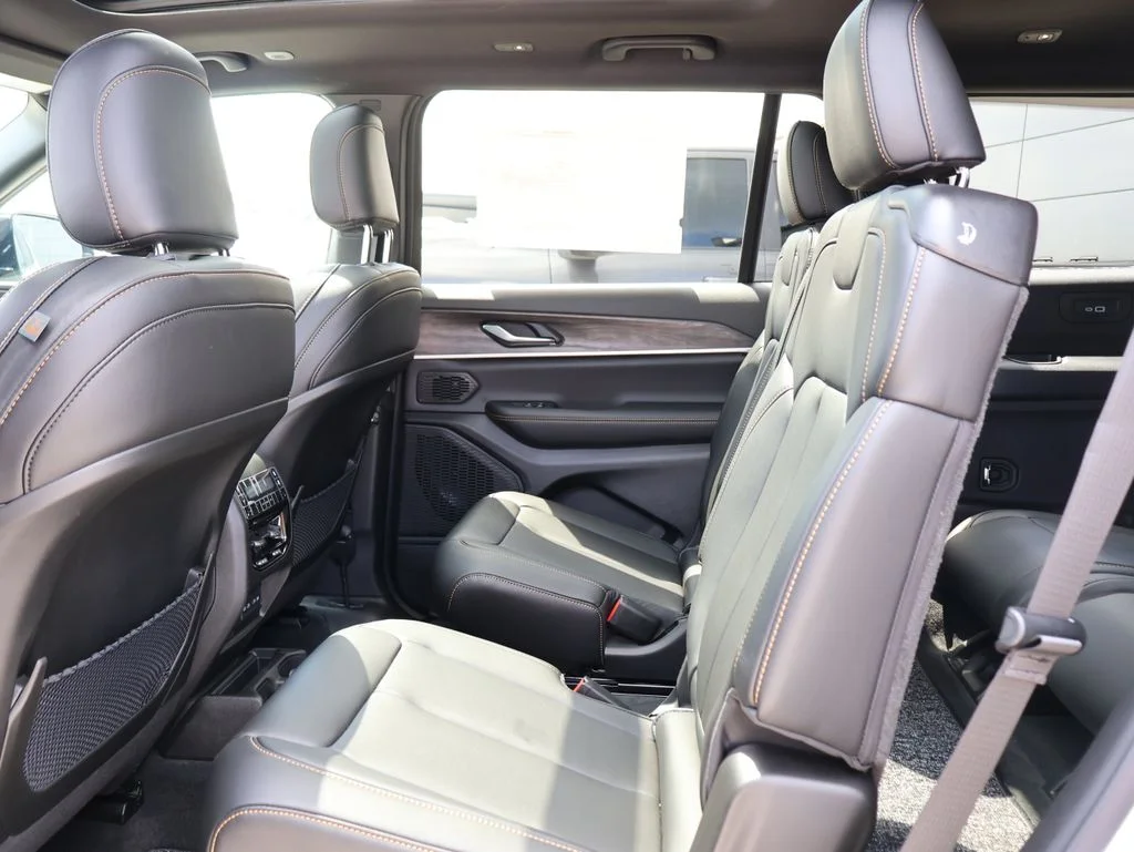New 2026 Bright White Clear-Coat Exterior Paint Jeep Limited image 19