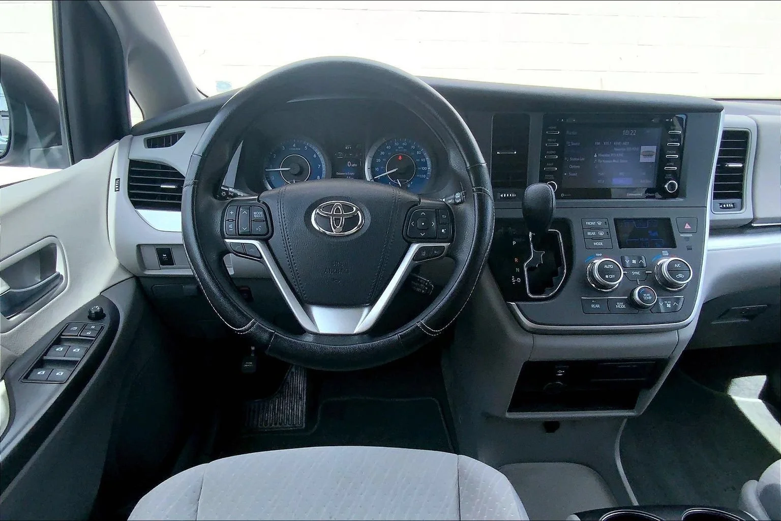 Used 2020 Whi/white Toyota LE Auto Access Seat image 14