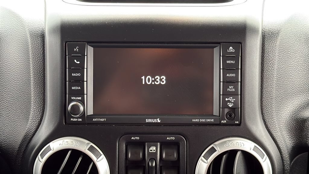 Used 2014 White Jeep Sahara image 17