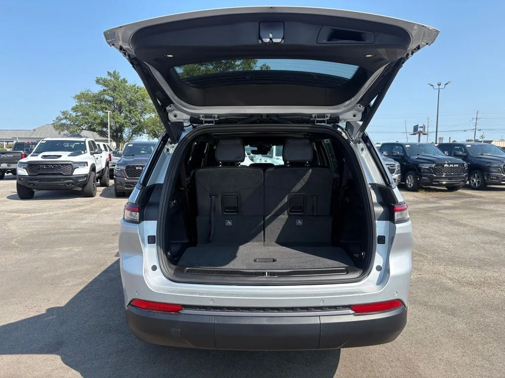 New 2026 Silver Zynith Exterior Paint Jeep Altitude image 7