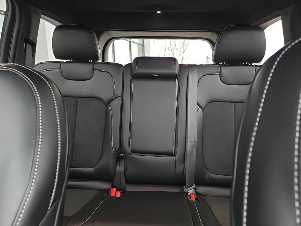 New 2026 Bright White Clear-Coat Exterior Paint Jeep Altitude image 36