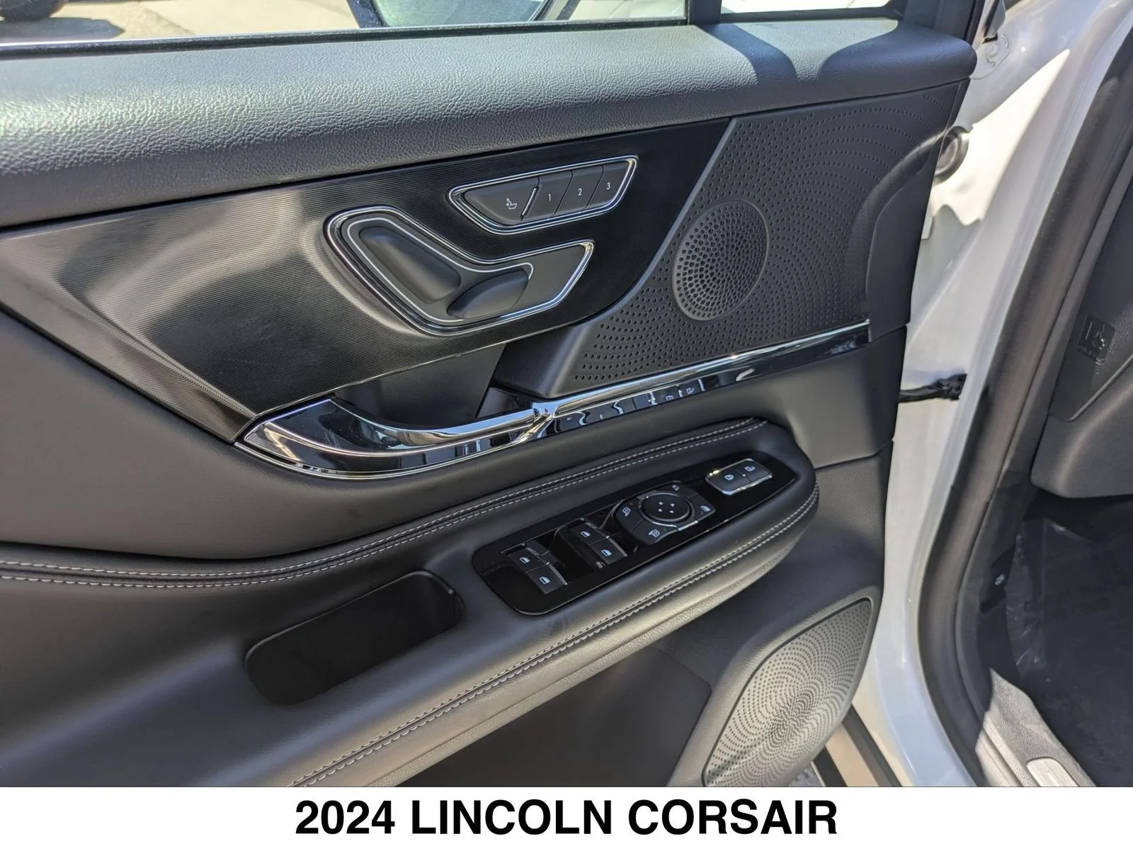 Used 2024 White Lincoln Grand Touring image 11