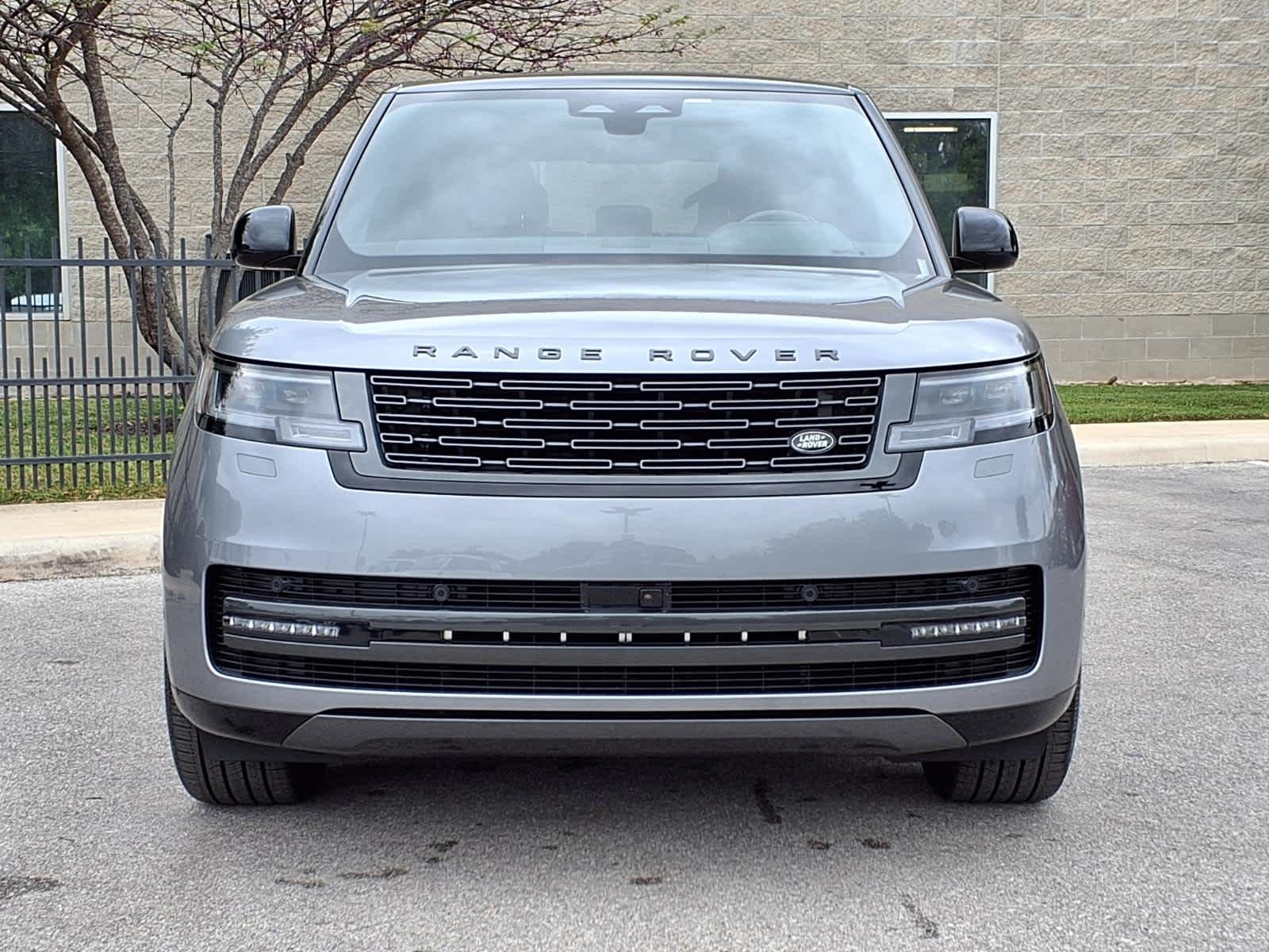 New 2026 Eiger Grey Land Rover SE image 2