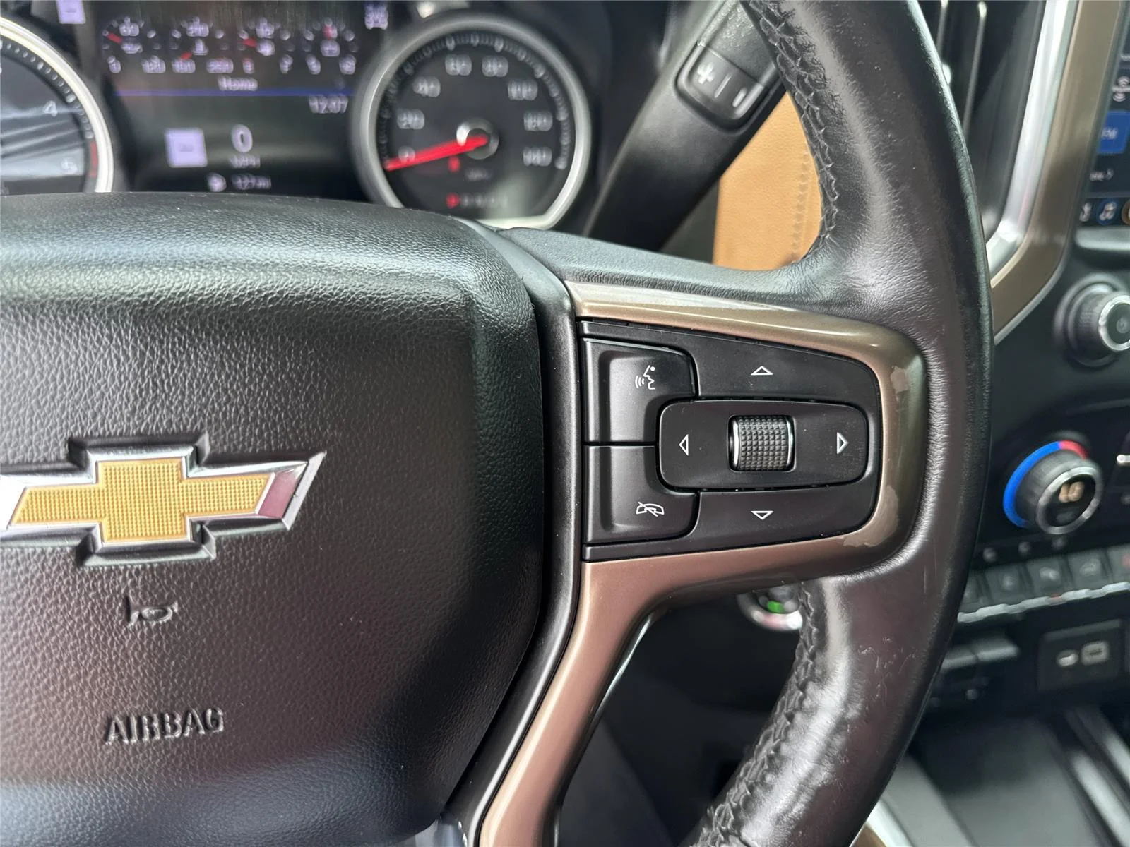 Used 2020 IRIDESCENT PEARL TRICOAT Chevrolet High Country image 22