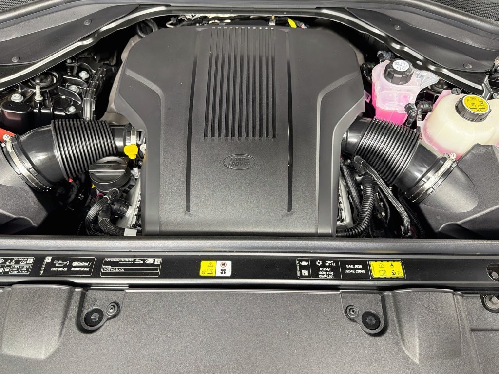 New 2027 Santorini Black Land Rover SE image 33