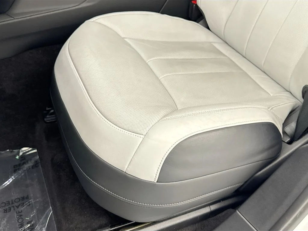 Used 2024 White Land Rover Dynamic SE image 20