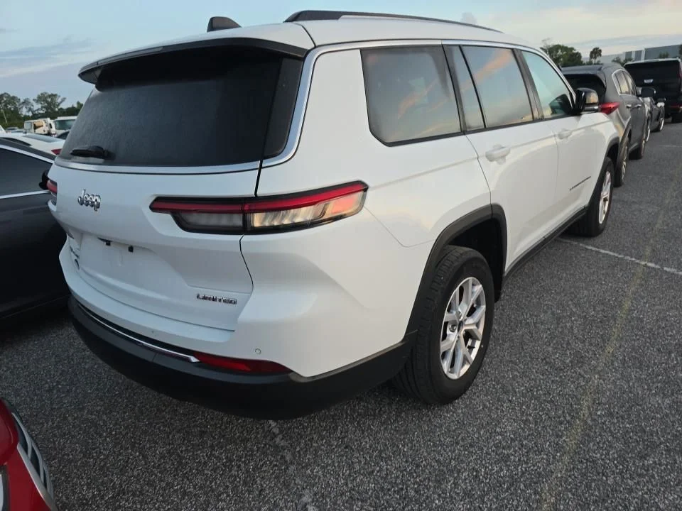 Used 2022 White Jeep Limited image 3