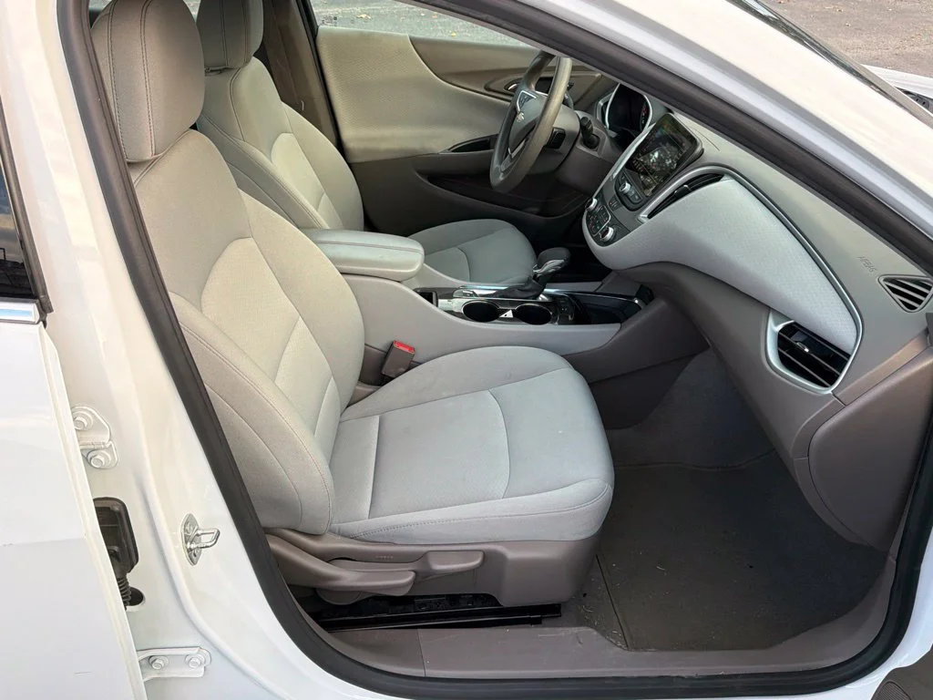 Used 2024 Summit White Chevrolet LT image 17