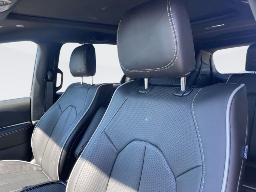 New 2026 Diamond Black Crystal Pearl-Coat Exterior Paint Chrysler Limited image 18