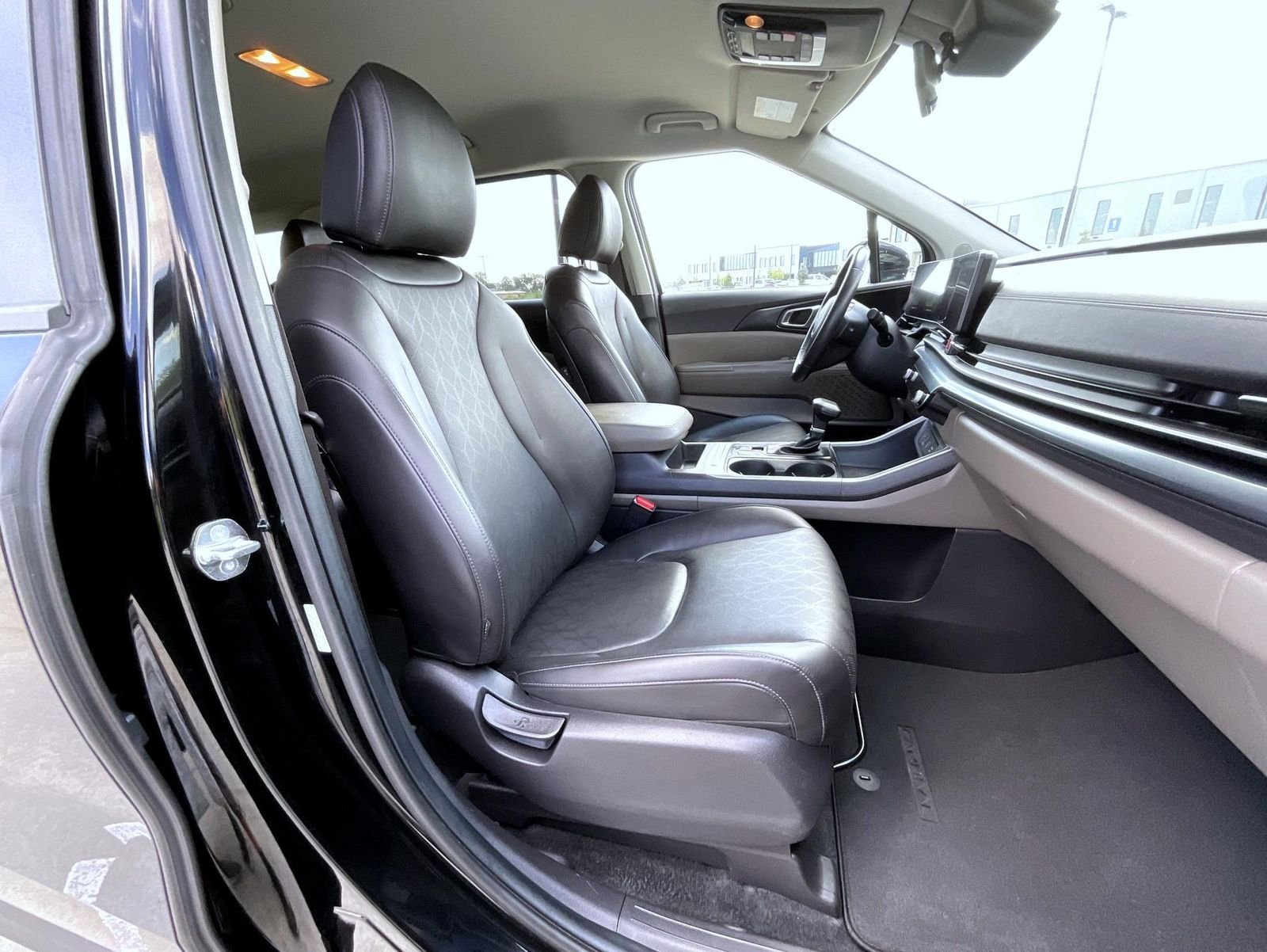 Used 2025 Black Kia LXS image 16