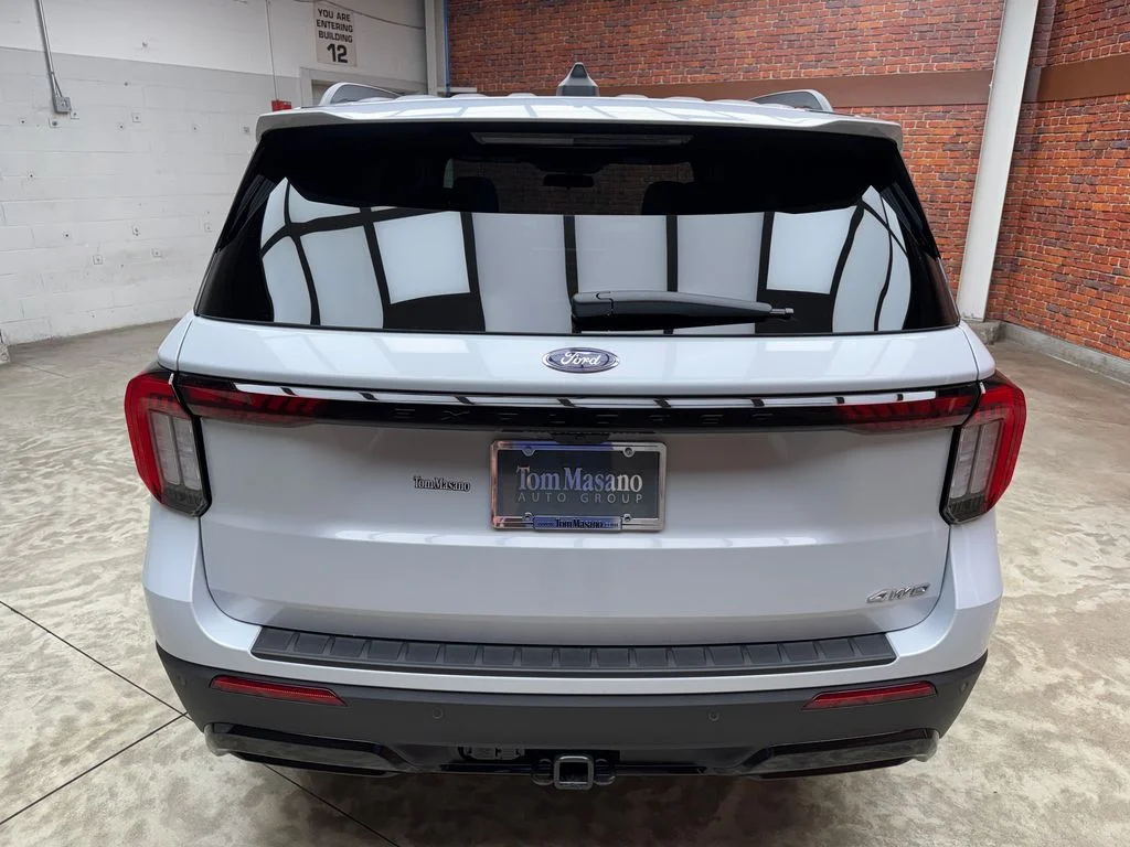 New 2026 Space White Metallic Ford ST-Line image 4