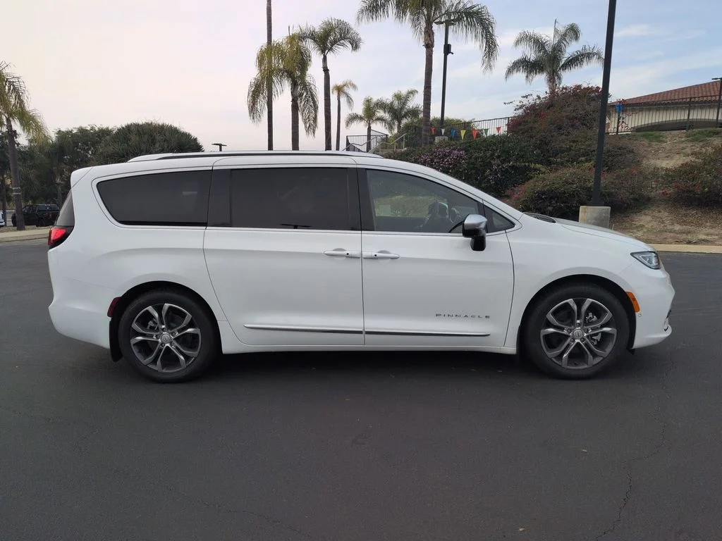 New 2026 Bright White Clear-Coat Exterior Paint Chrysler Pinnacle image 4