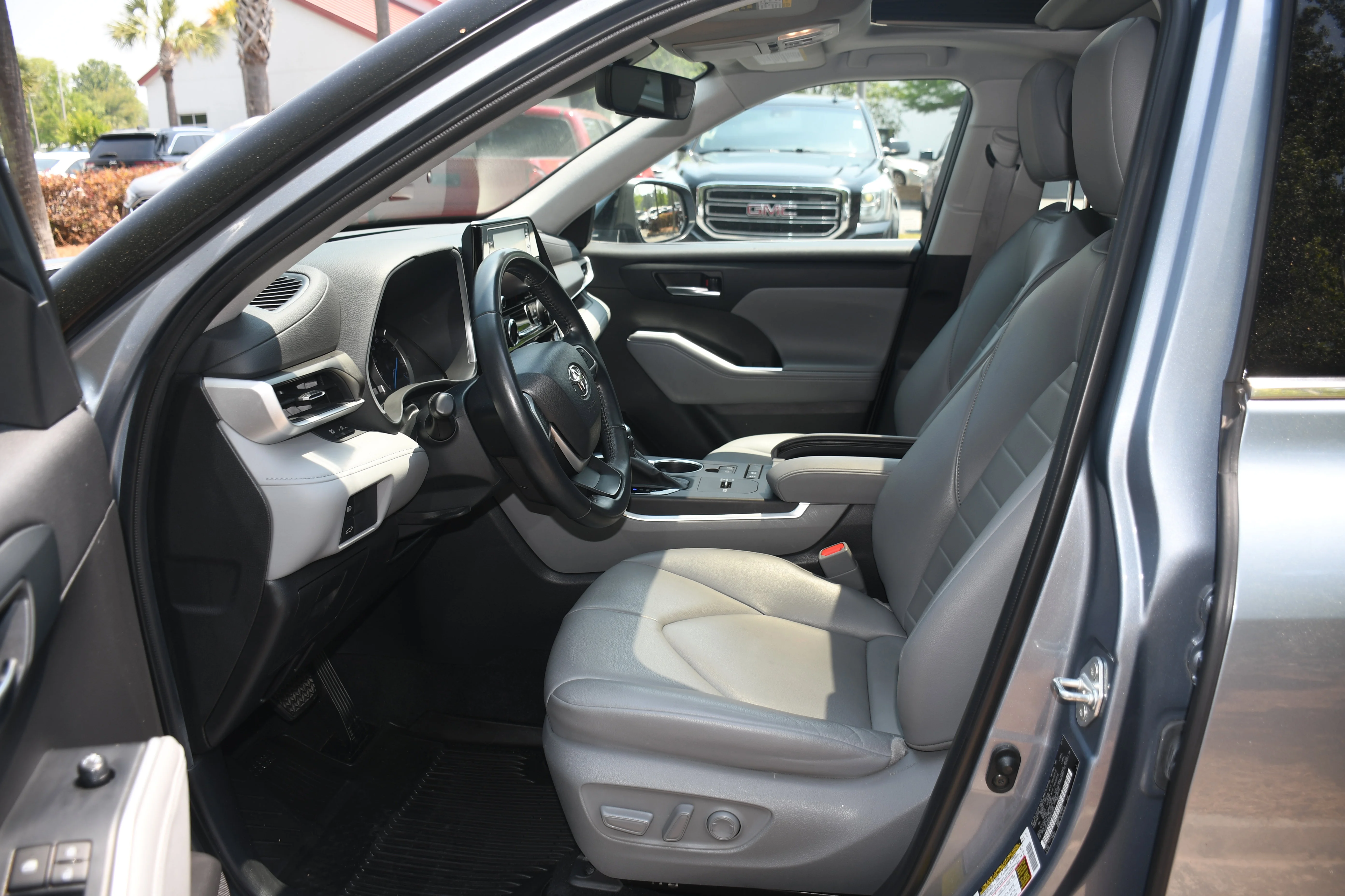 Used 2022  Toyota XLE image 7