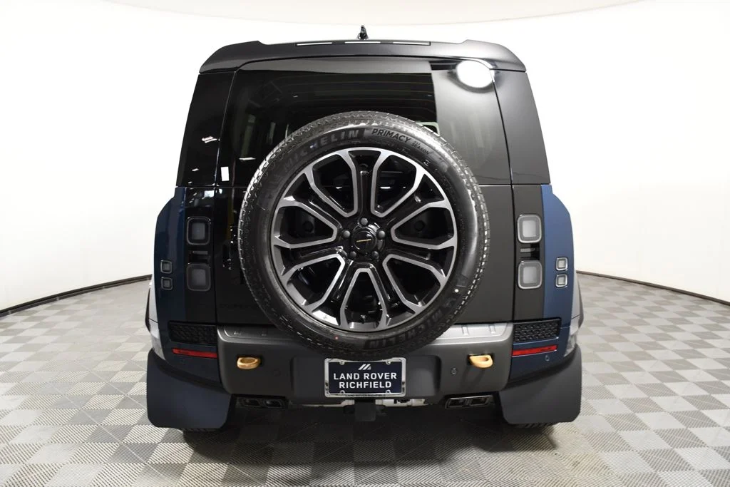 New 2026 Sargasso Blue Land Rover  image 5