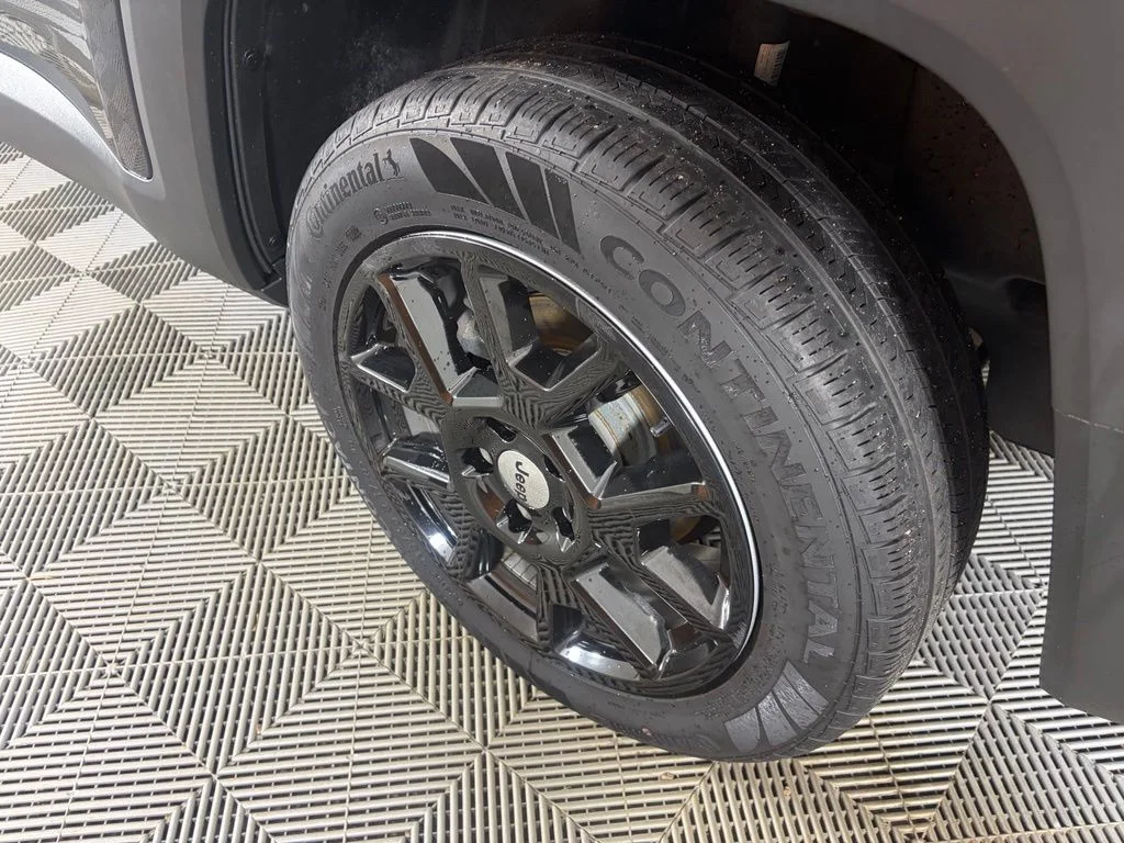 Used 2022 Black Jeep Latitude image 22