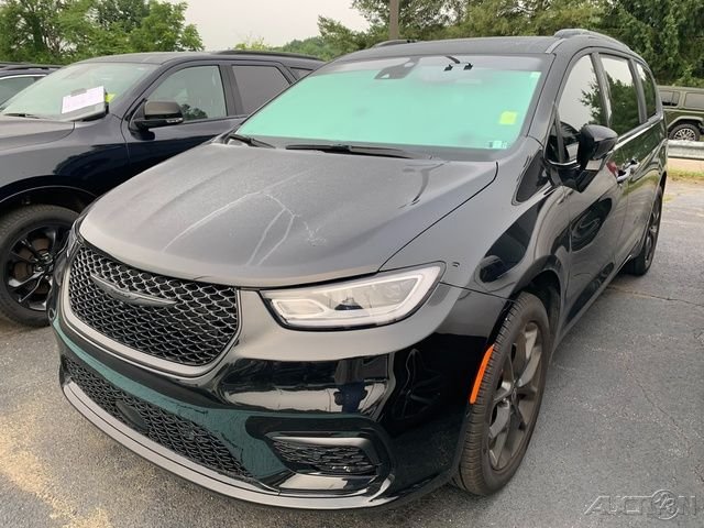 Used 2026 Black Chrysler Limited image 1