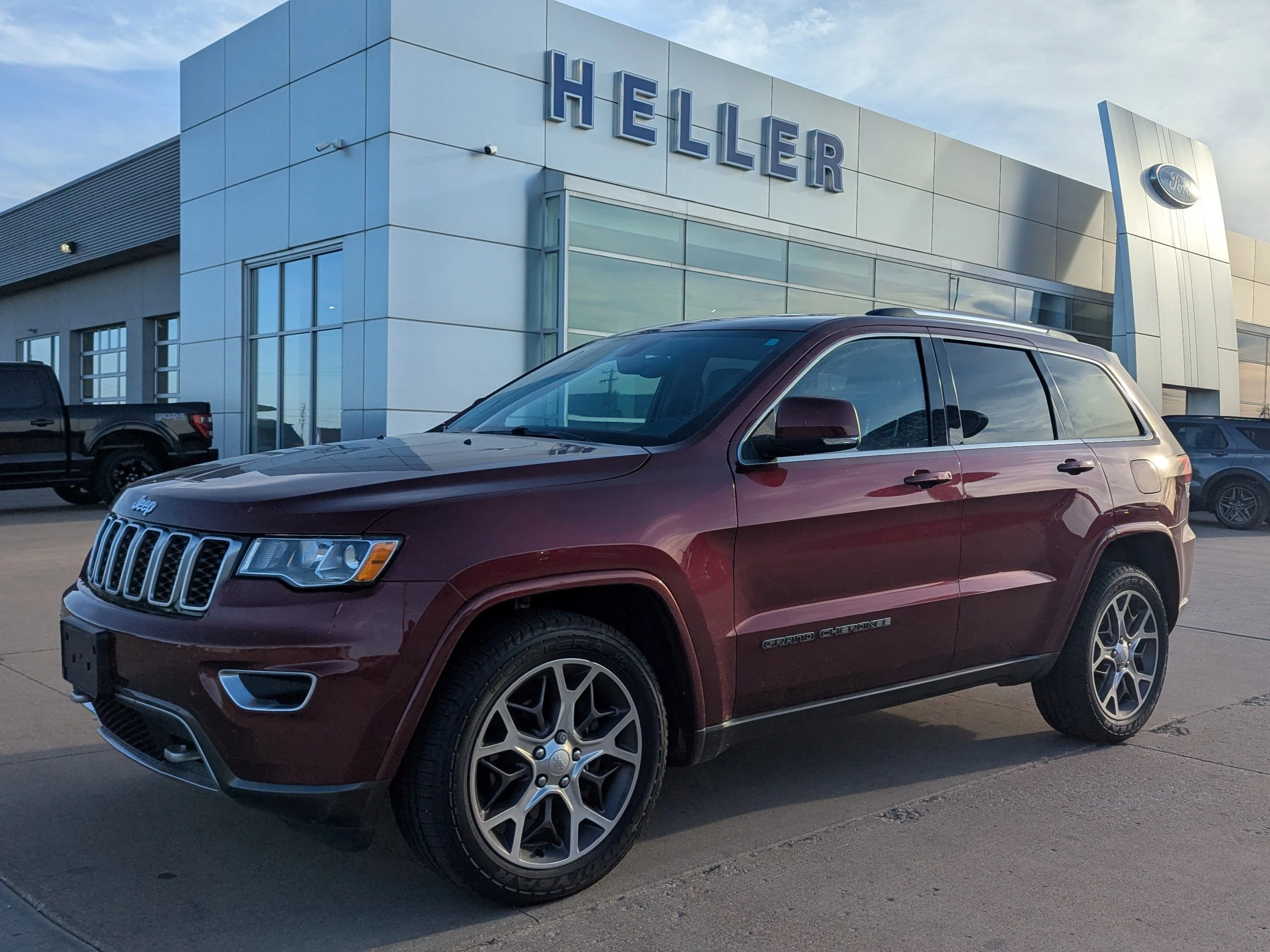Used 2018 Velvet Red Pearlcoat Jeep Limited image 3